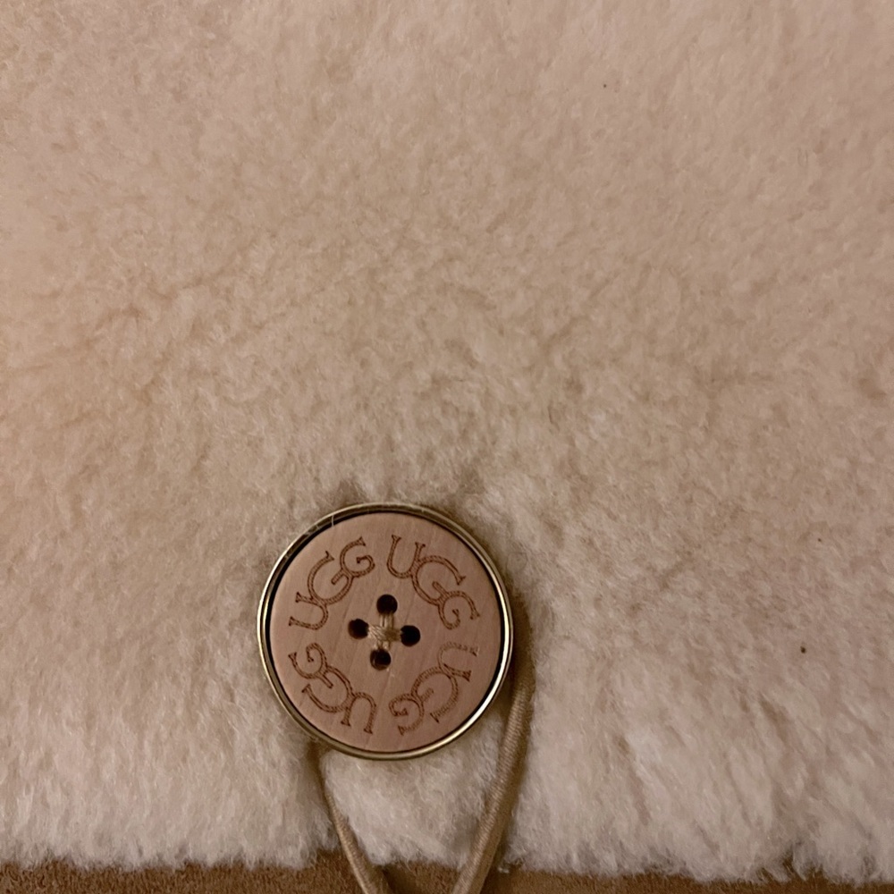 ❤️SOLD❤️UGG Shearing / Suede Crossbody Bag - Picture 5 of 9